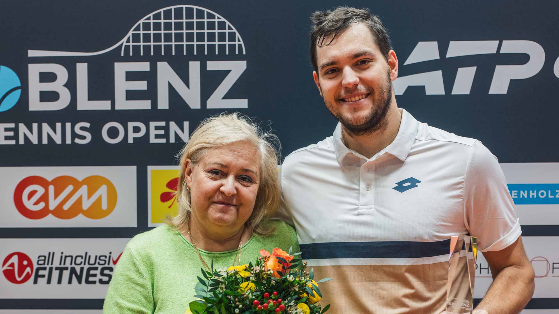 <a href='https://www.atptour.com/en/players/pavel-kotov/k09f/overview'>Pavel Kotov</a> celebrates his Koblenz Challenger triumph with his mother, Liliya.