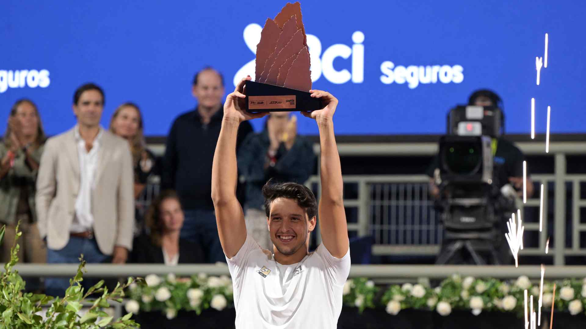 Luciano Darderi lifting the Santiago Open trophy in March 2026