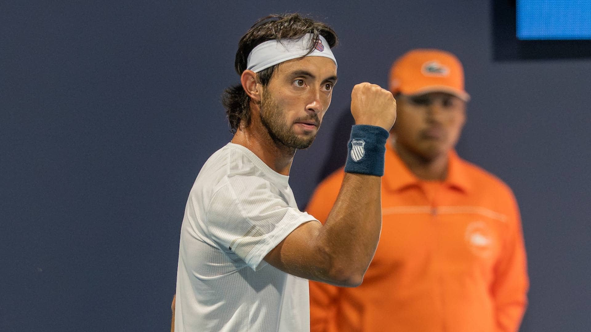 Thiago Tirante firmó 15 aces para avanzar a 2R en Miami.