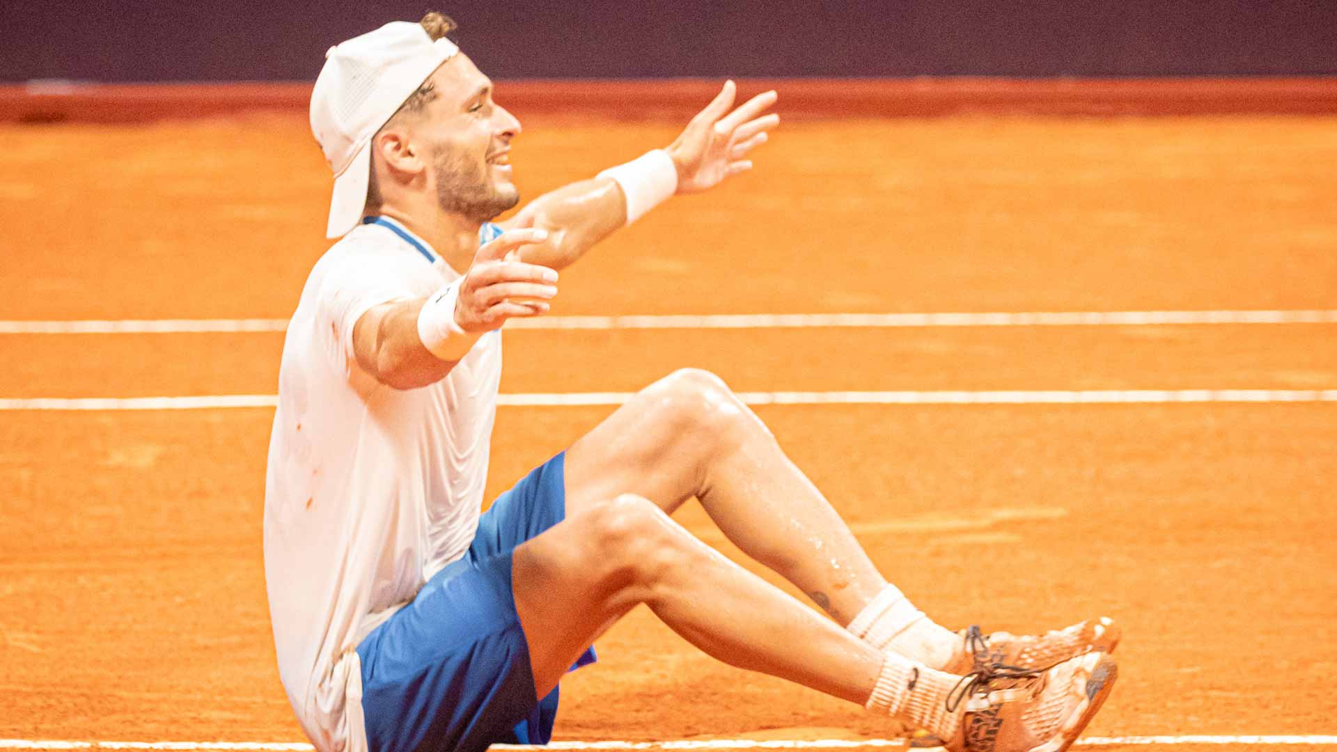 <a href='https://www.atptour.com/en/players/gianluca-cadenasso/c0nn/overview'>Gianluca Cadenasso</a> celebrates his first Challenger title in Paraguay.