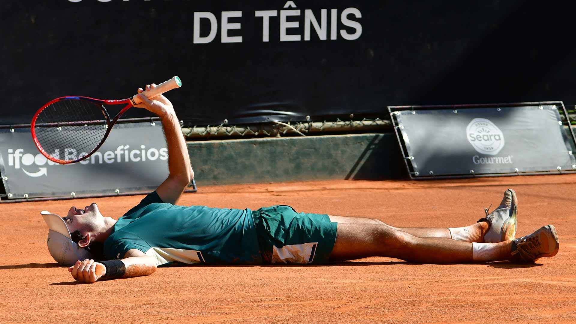<a href='https://www.atptour.com/en/players/gustavo-heide/h0du/overview'>Gustavo Heide</a> celebrates winning the Campinas Challenger.