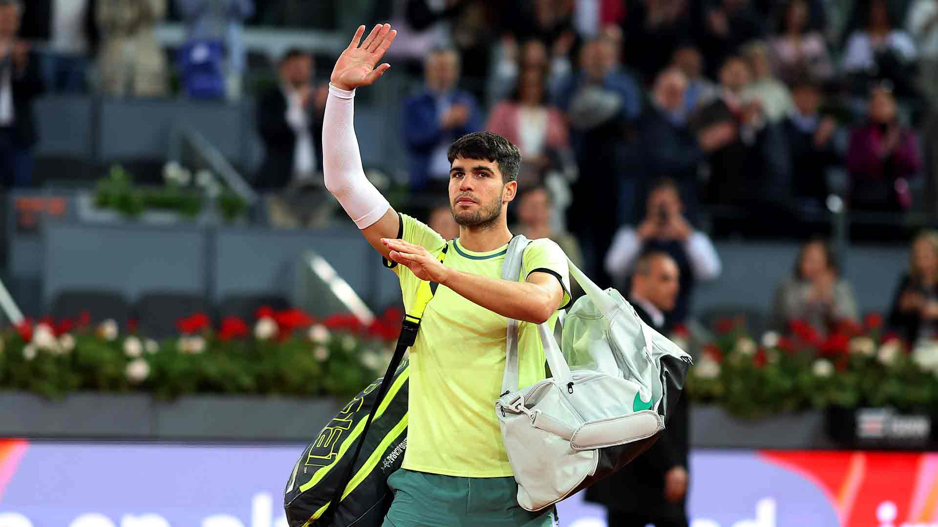 Carlos Alcaraz se despide del público en el Mutua Madrid Open 2024.