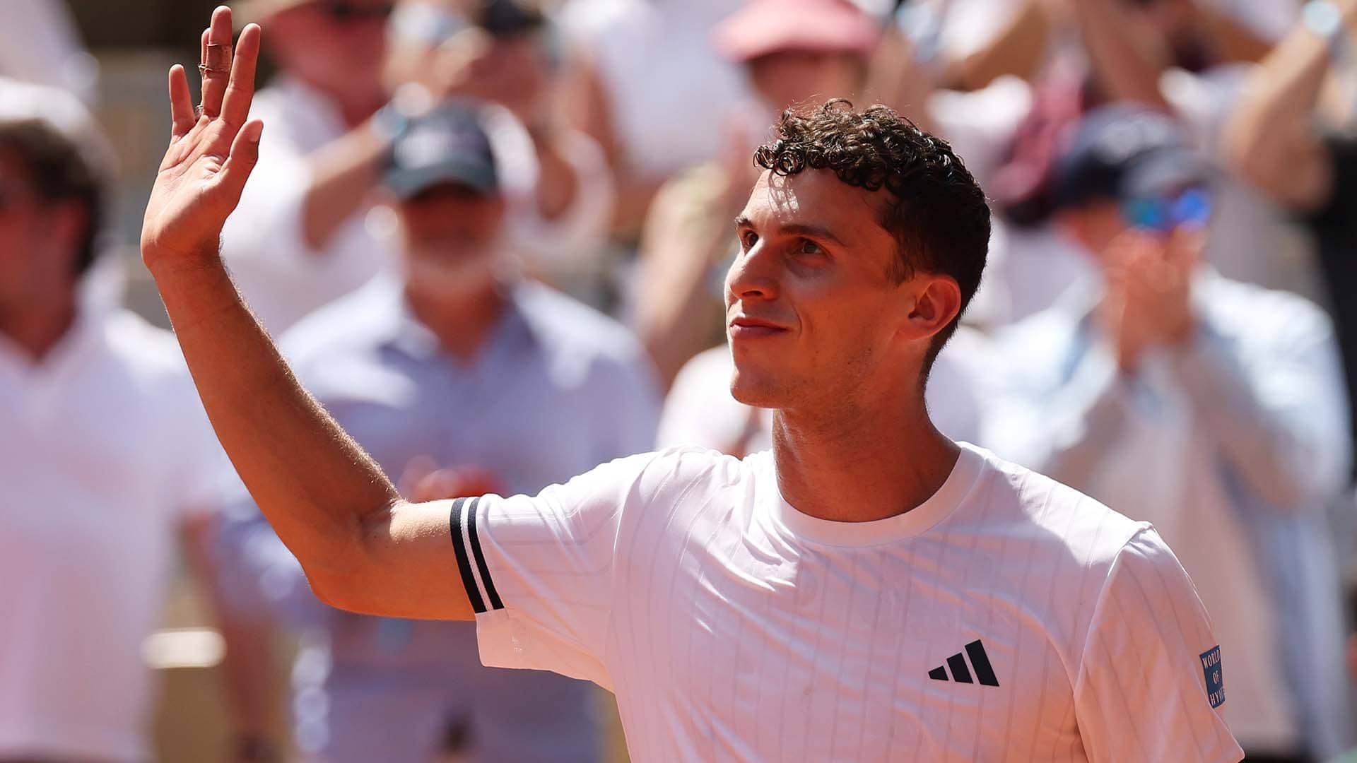 Juan Manuel Cerundolo salutes the crowd after defeating Jannik Sinner on Thursday at Roland Garros.