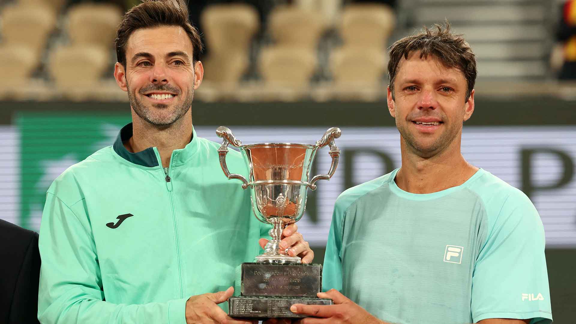 Marcel Granollers y Horacio Zeballos sostienen su segundo trofeo en Roland Garros.