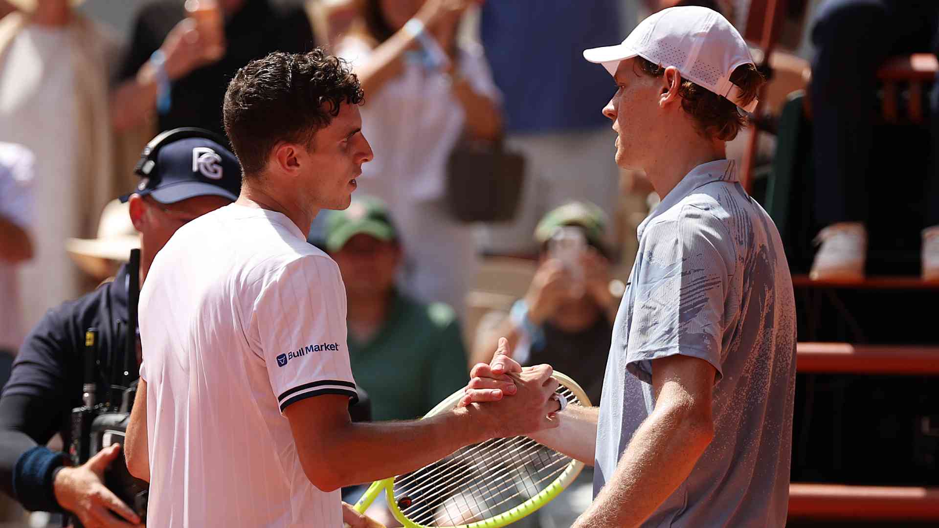 <a href='https://www.atptour.com/en/players/francisco-cerundolo/c0au/overview'>Francisco Cerundolo</a> ad <a href='https://www.atptour.com/en/players/jannik-sinner/s0ag/overview'>Jannik Sinner</a> at 2026 <a href='https://www.atptour.com/en/tournaments/roland-garros/520/overview'>Roland Garros</a>.