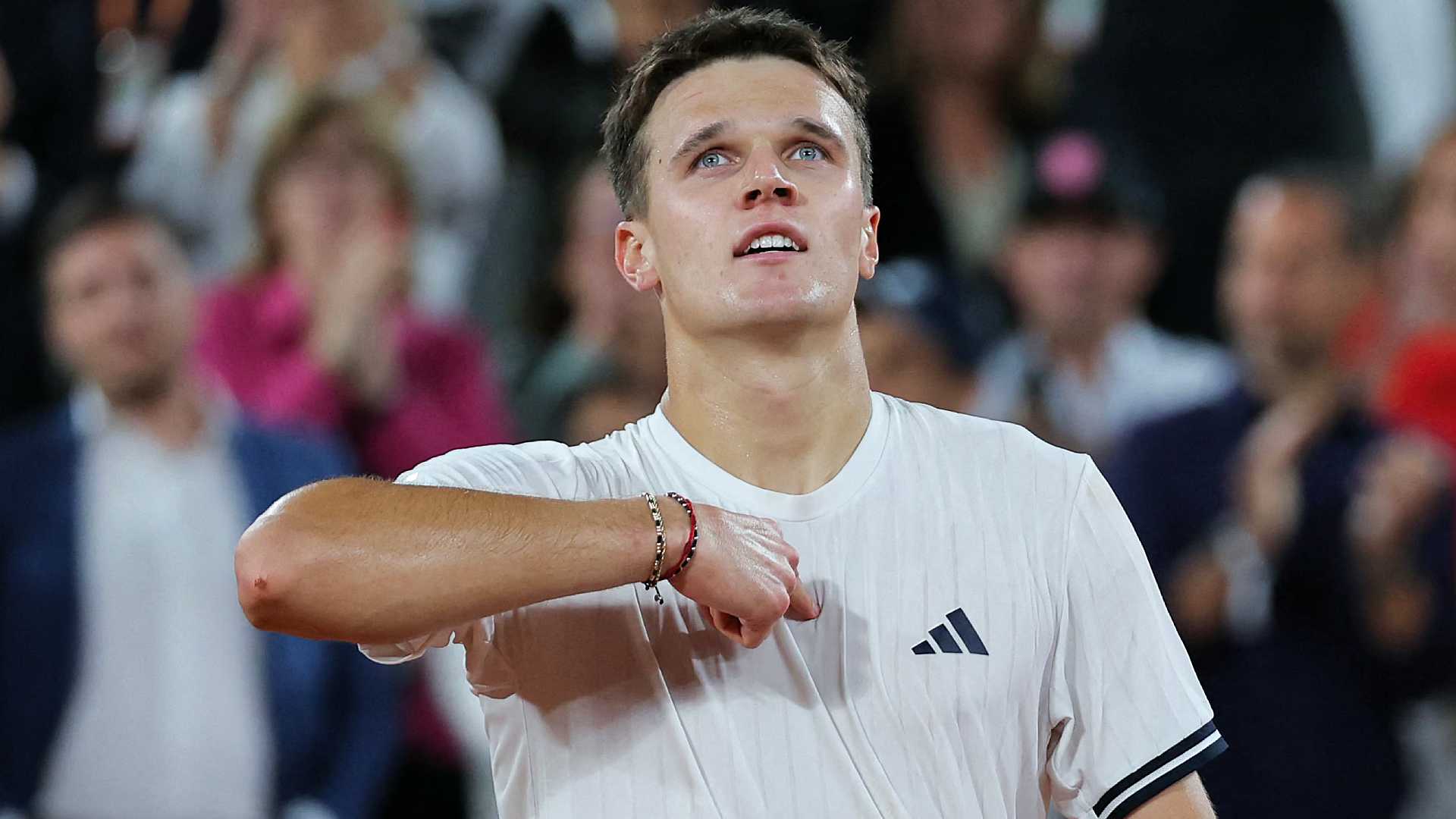 <a href='https://www.atptour.com/en/players/jakub-mensik/m0ni/overview'>Jakub Mensik</a> defeats <a href='https://www.atptour.com/en/players/joao-fonseca/f0fv/overview'>Joao Fonseca</a> to reach the <a href='https://www.atptour.com/en/tournaments/roland-garros/520/overview'>Roland Garros</a> semi-finals.