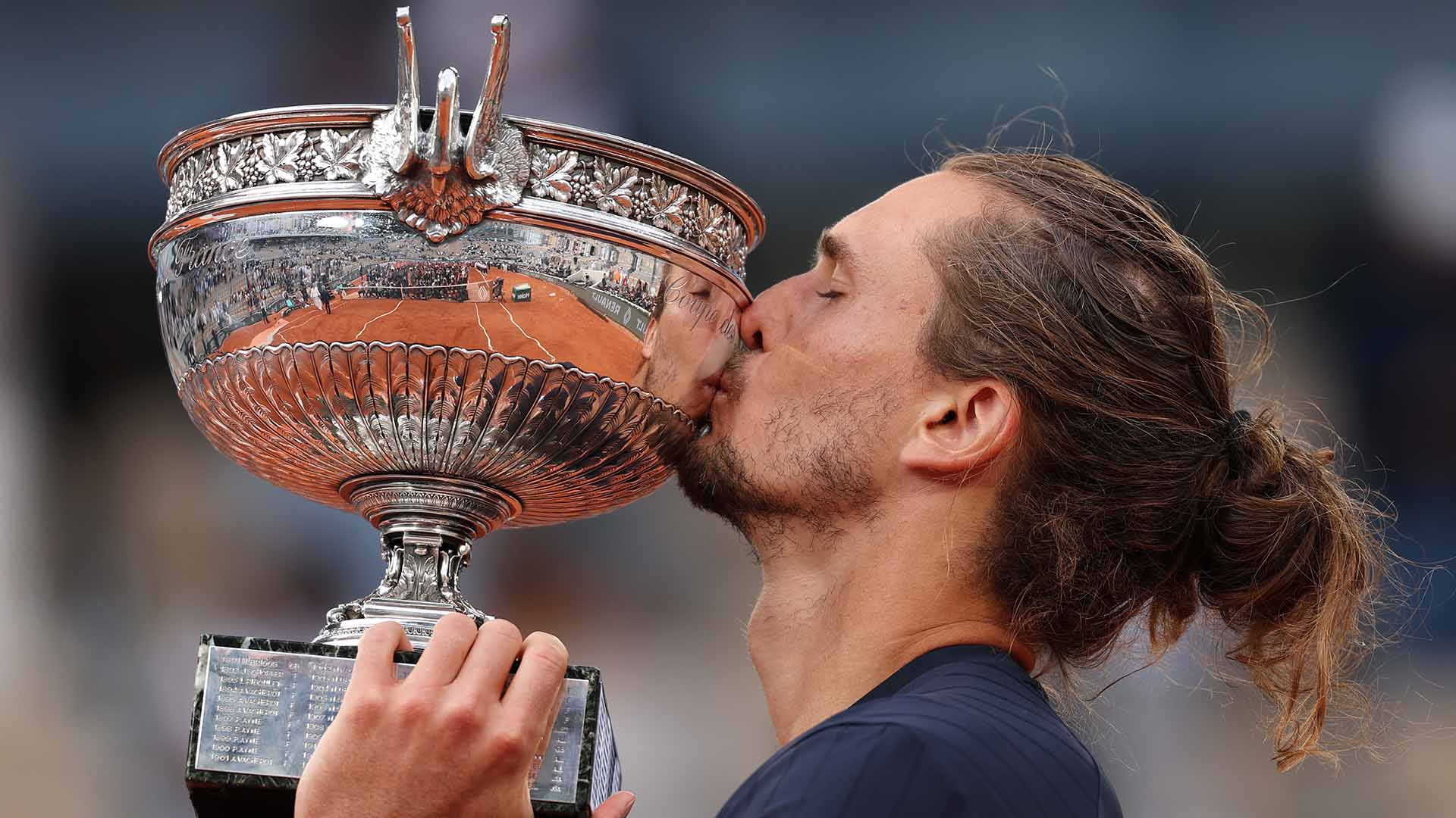Alexander Zverev triumphs on Sunday at Roland Garros.