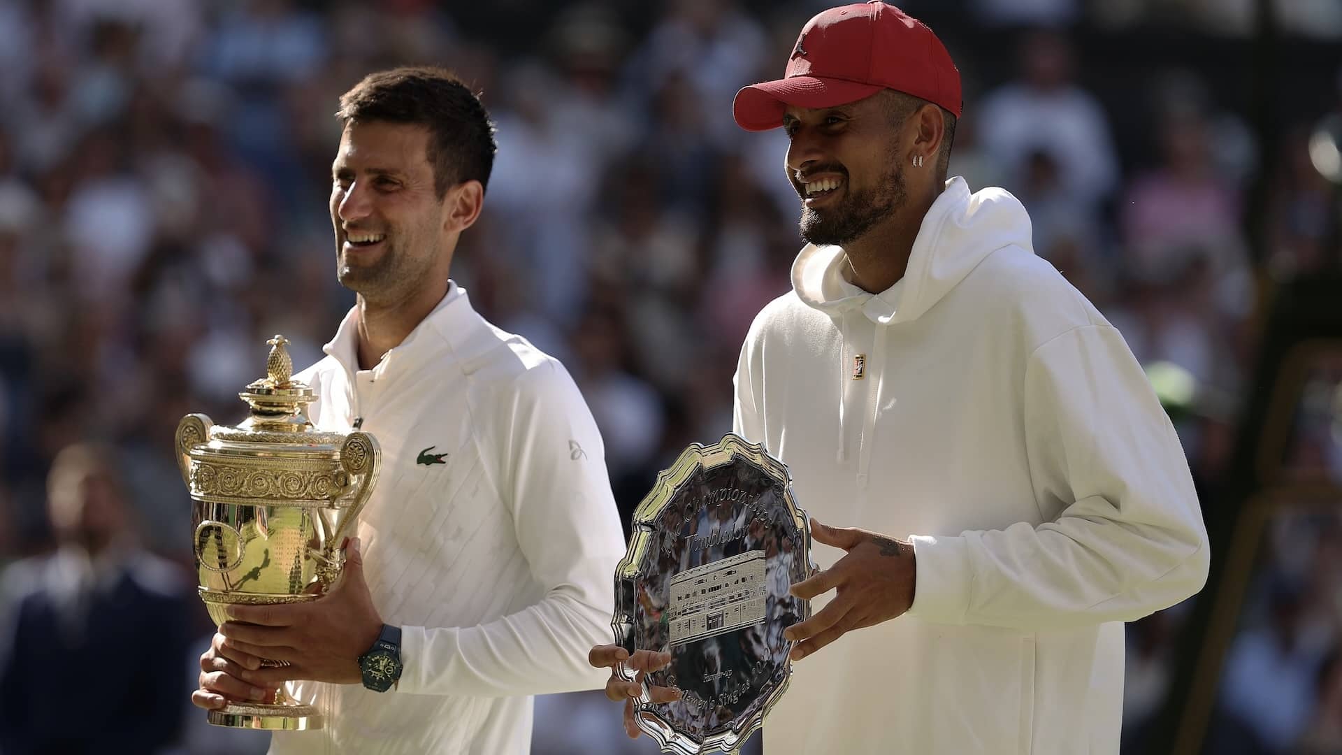 Novak Djokovic y Nick Kyrgios, tras la final de Wimbledon 2022.