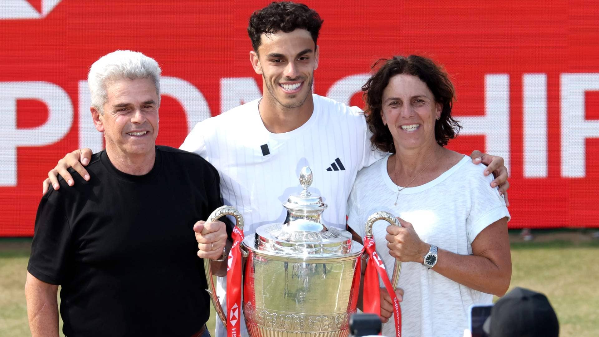 Francisco Cerúndolo festeja en Queen's con su papá Alejandro y su mamá María Luz.