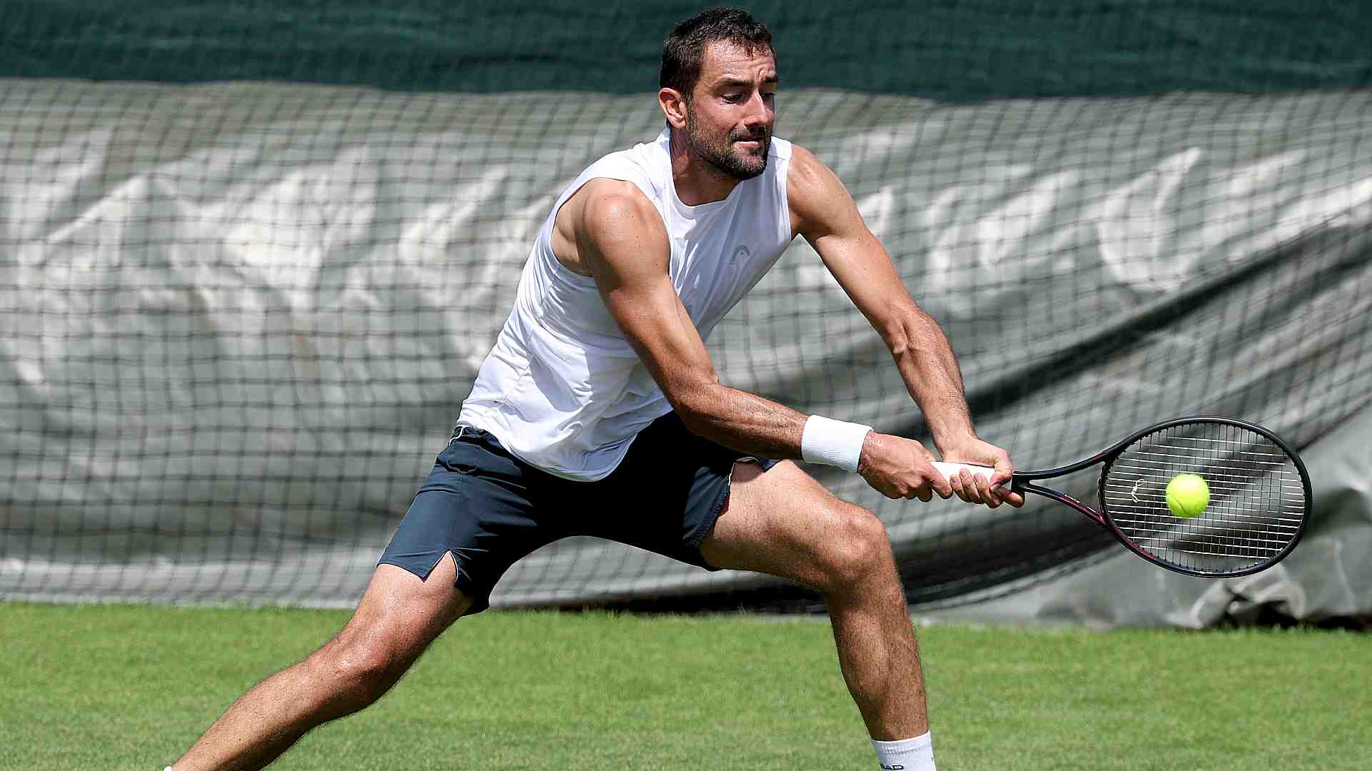 <a href='https://www.atptour.com/en/players/marin-cilic/c977/overview'>Marin Cilic</a> practising on Tuesday at <a href='https://www.atptour.com/en/tournaments/wimbledon/540/overview'>Wimbledon</a>.