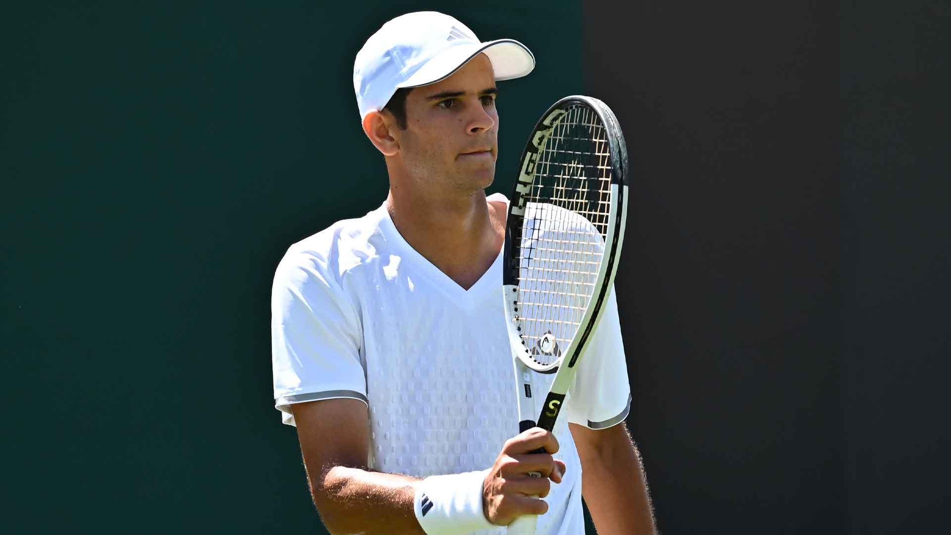 Rafael Jódar celebra su primera victoria en Wimbledon.
