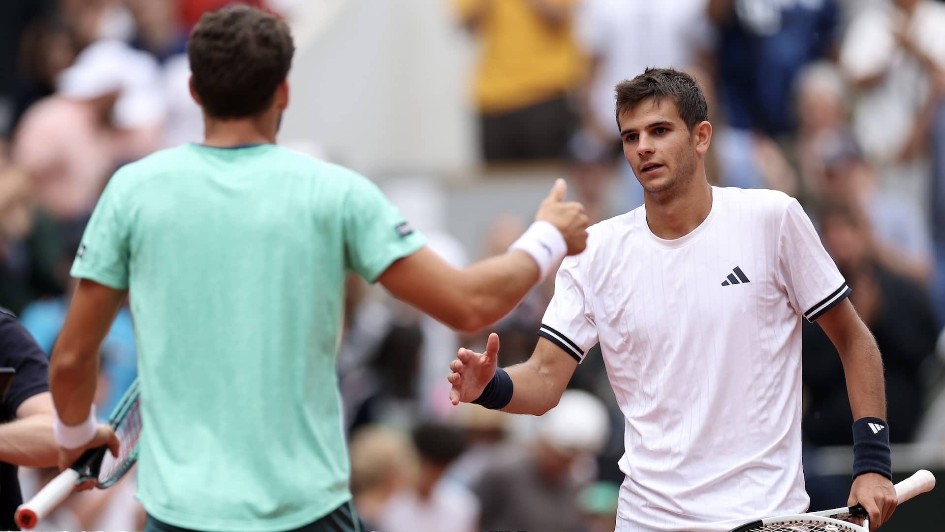 Carreño y Jódar se saludan tras el partido en Roland Garros.
