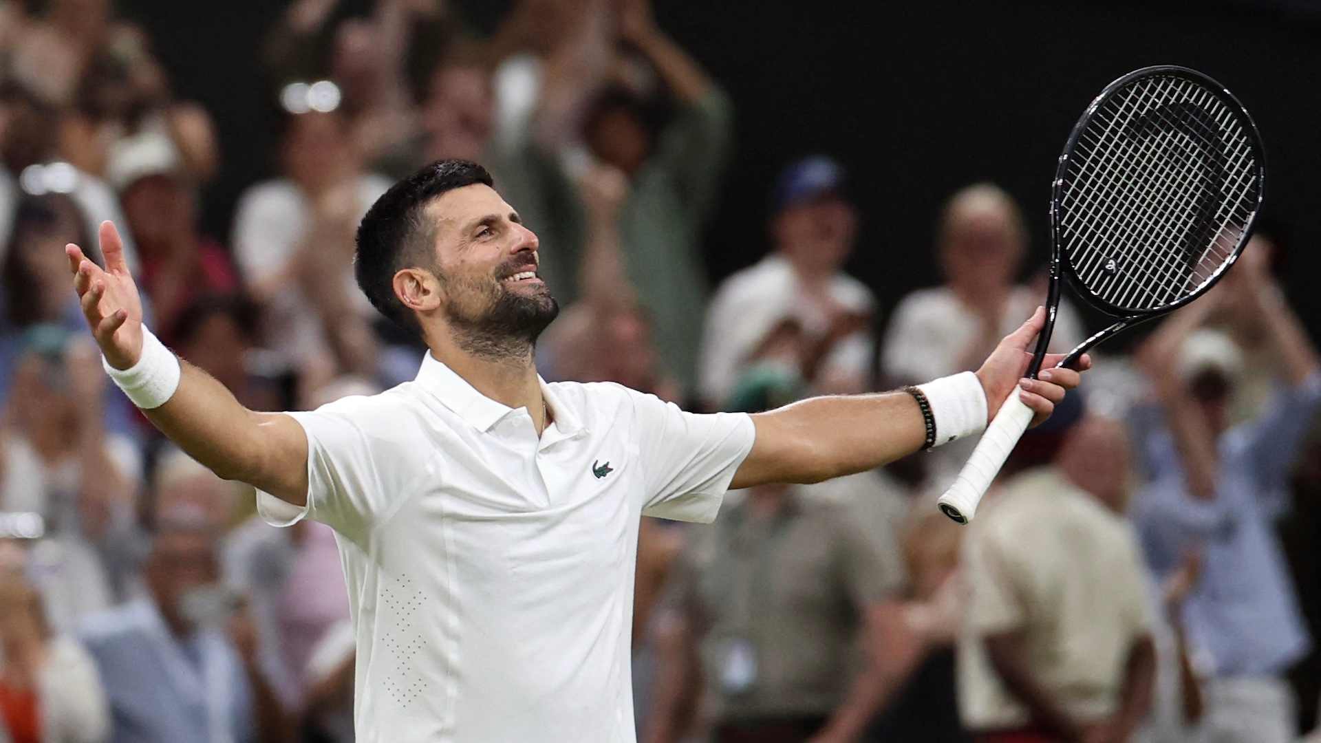Novak Djokovic celebra su épica victoria en los cuartos de final de Wimbledon 2026.