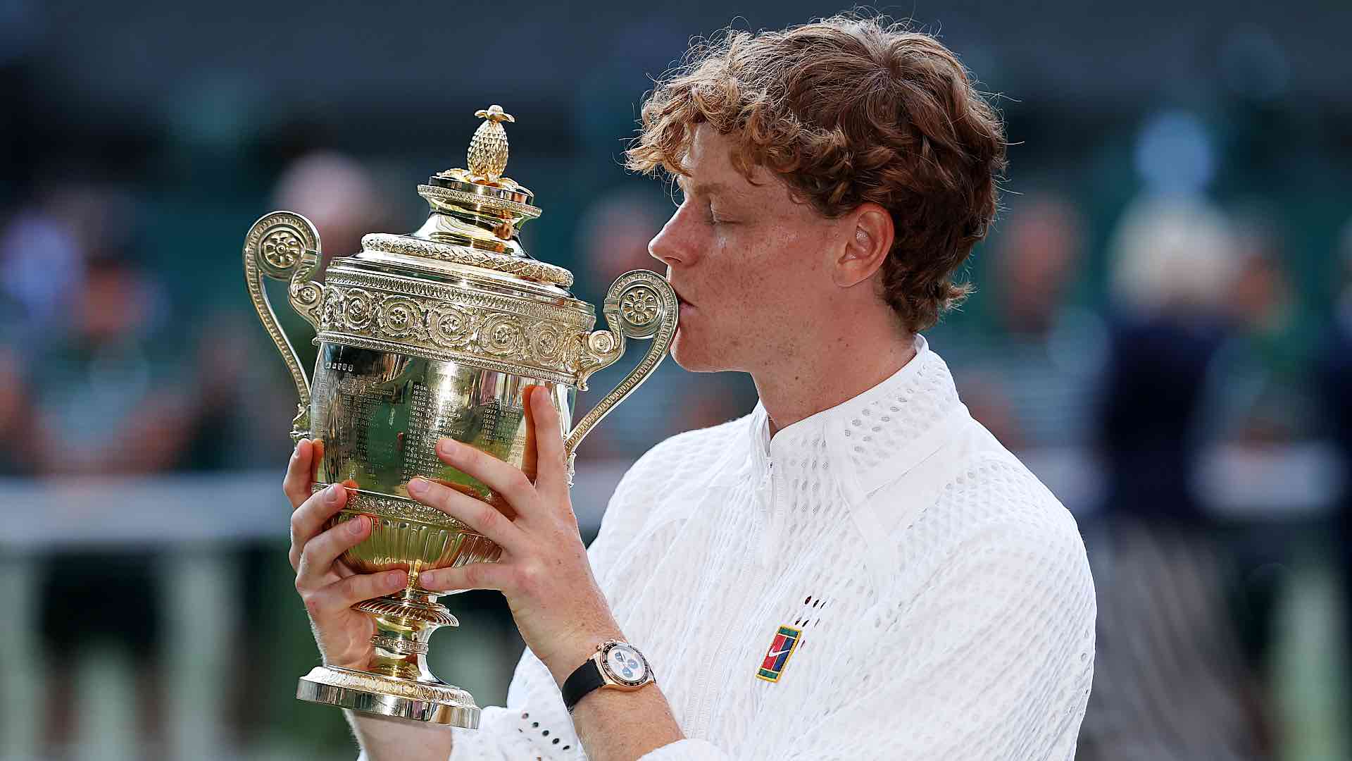 <a href='https://www.atptour.com/en/players/jannik-sinner/s0ag/overview'>Jannik Sinner</a> with the <a href='https://www.atptour.com/en/tournaments/wimbledon/540/overview'>Wimbledon</a> trophy.