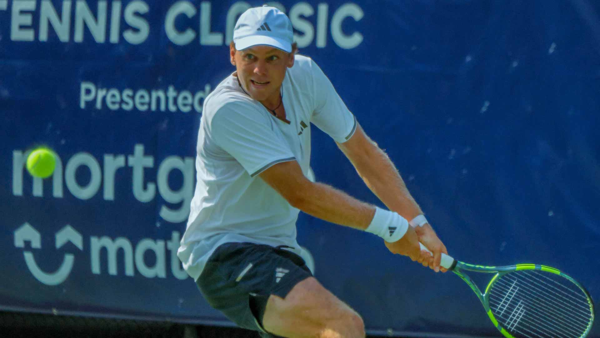 <a href='https://www.atptour.com/en/players/alex-michelsen/m0qi/overview'>Alex Michelsen</a> in action at the Bloomfield Hills Challenger.