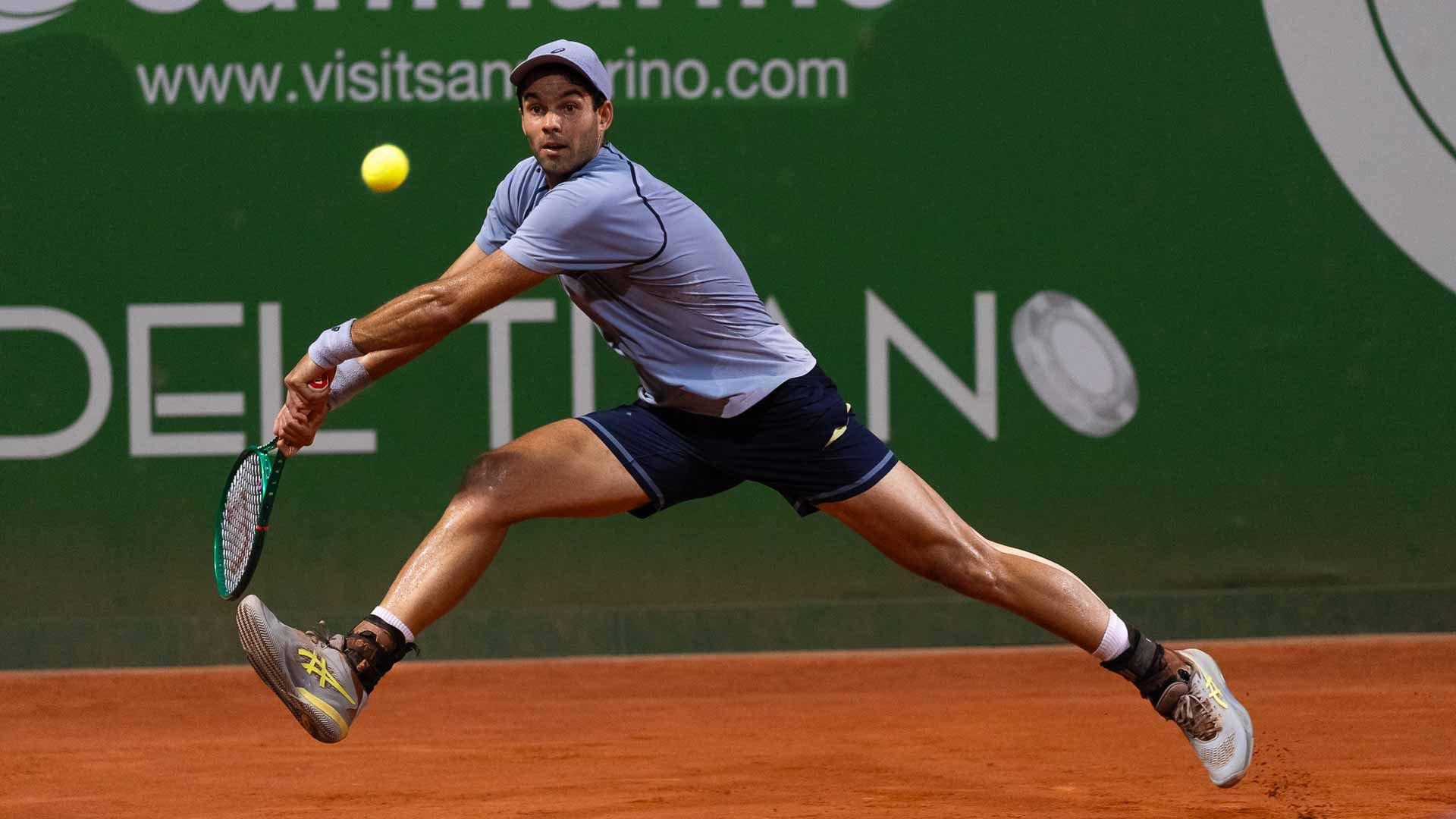 <a href='https://www.atptour.com/en/players/facundo-diaz-acosta/d0cg/overview'>Facundo Diaz Acosta</a> in action at the San Marino Challenger.