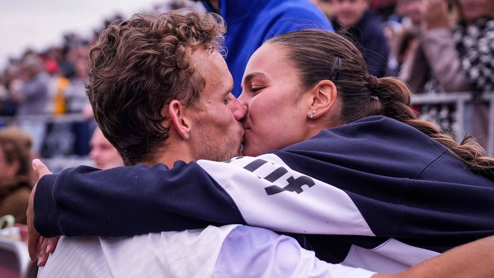 <a href='https://www.atptour.com/en/players/luca-van-assche/v0dz/overview'>Luca Van Assche</a> celebrates his Quebec City title with his girlfriend Olivia.