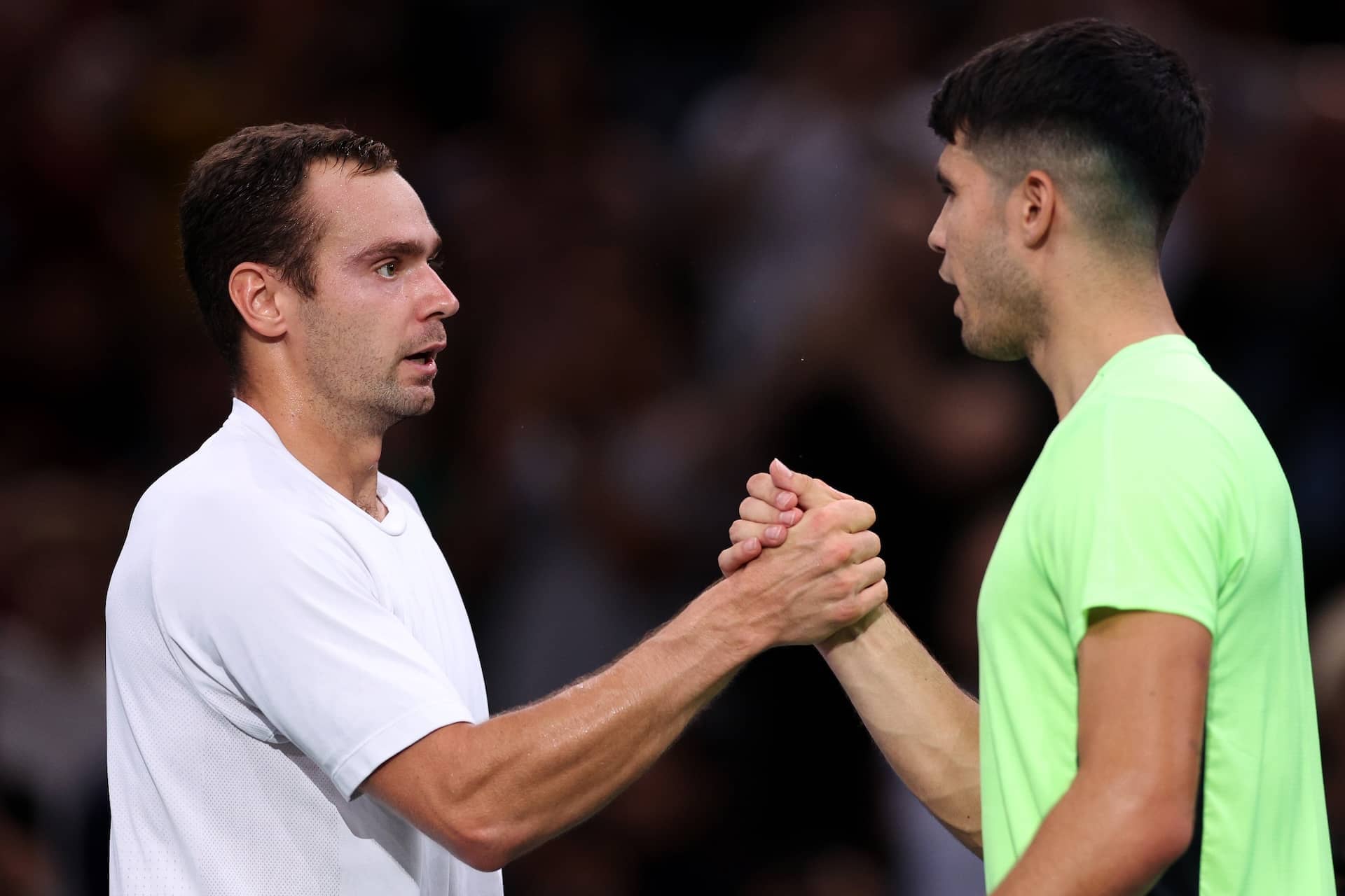 Alcaraz y Safiullin, tras el partido de París-Bercy 2023.