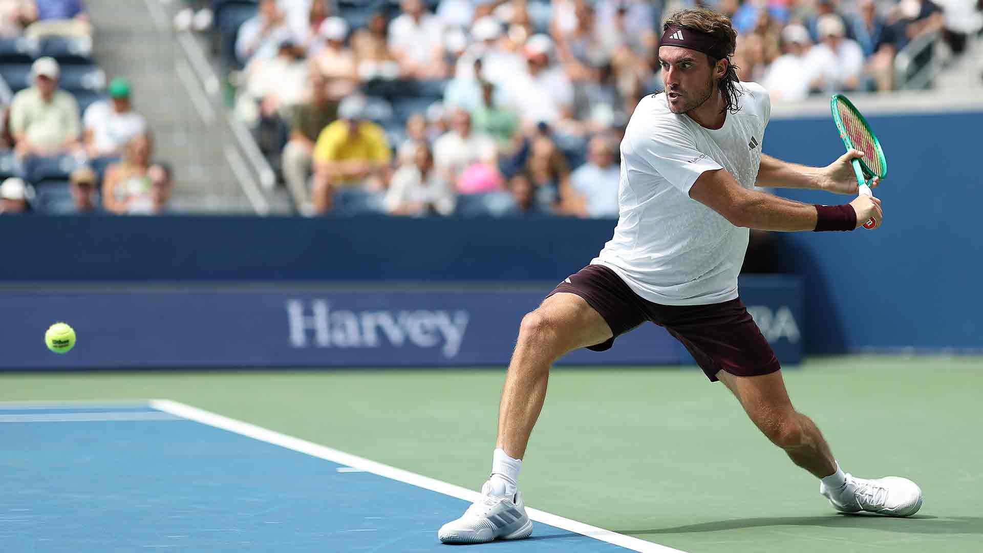 Stefanos Tsitsipas golpea un revés durante su partido de primera ronda del US Open ante Arthur Fils.
