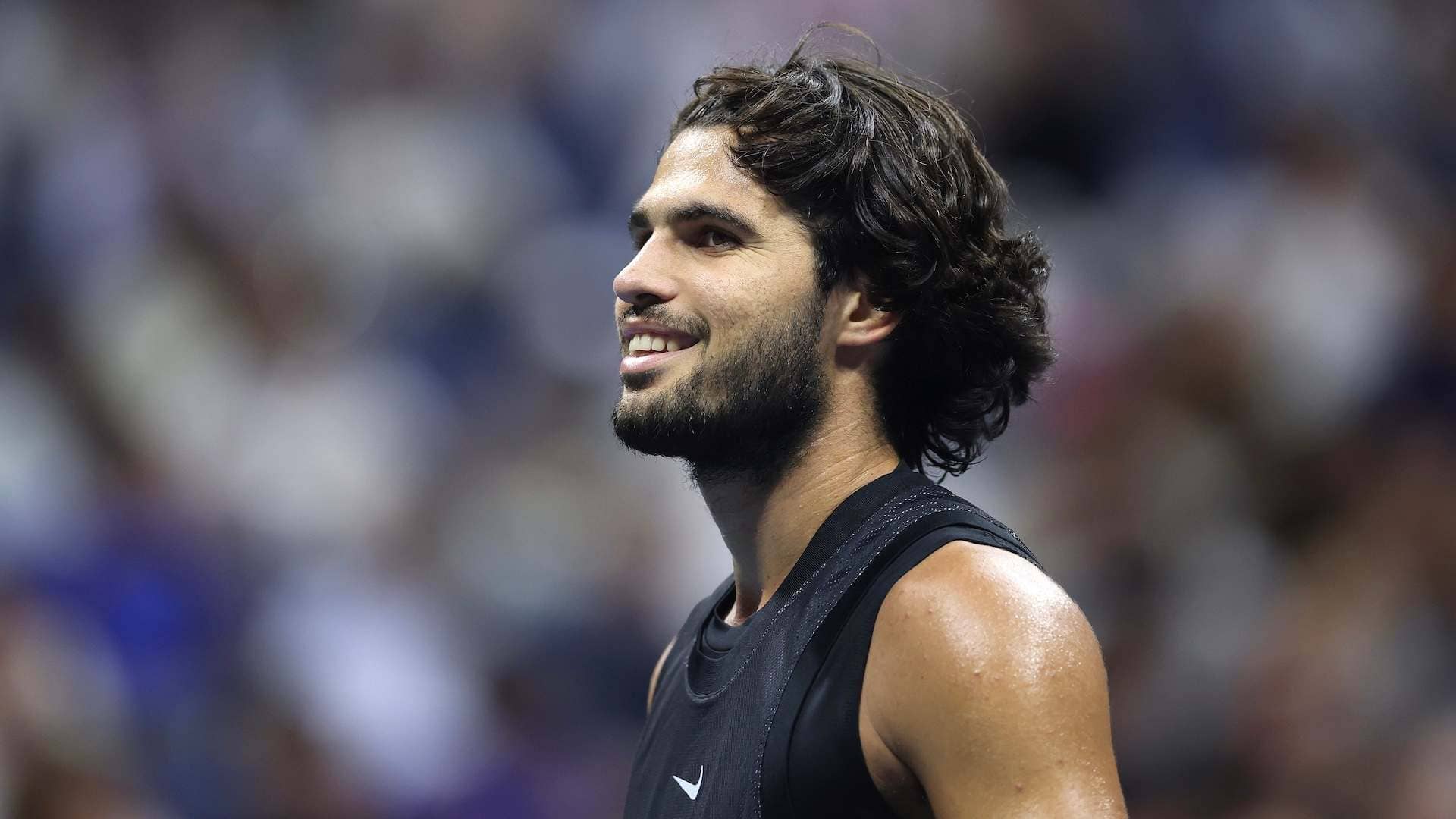 Carlos Alcaraz sonríe ante Ben Shelton en el Arthur Ashe Stadium de Nueva York.