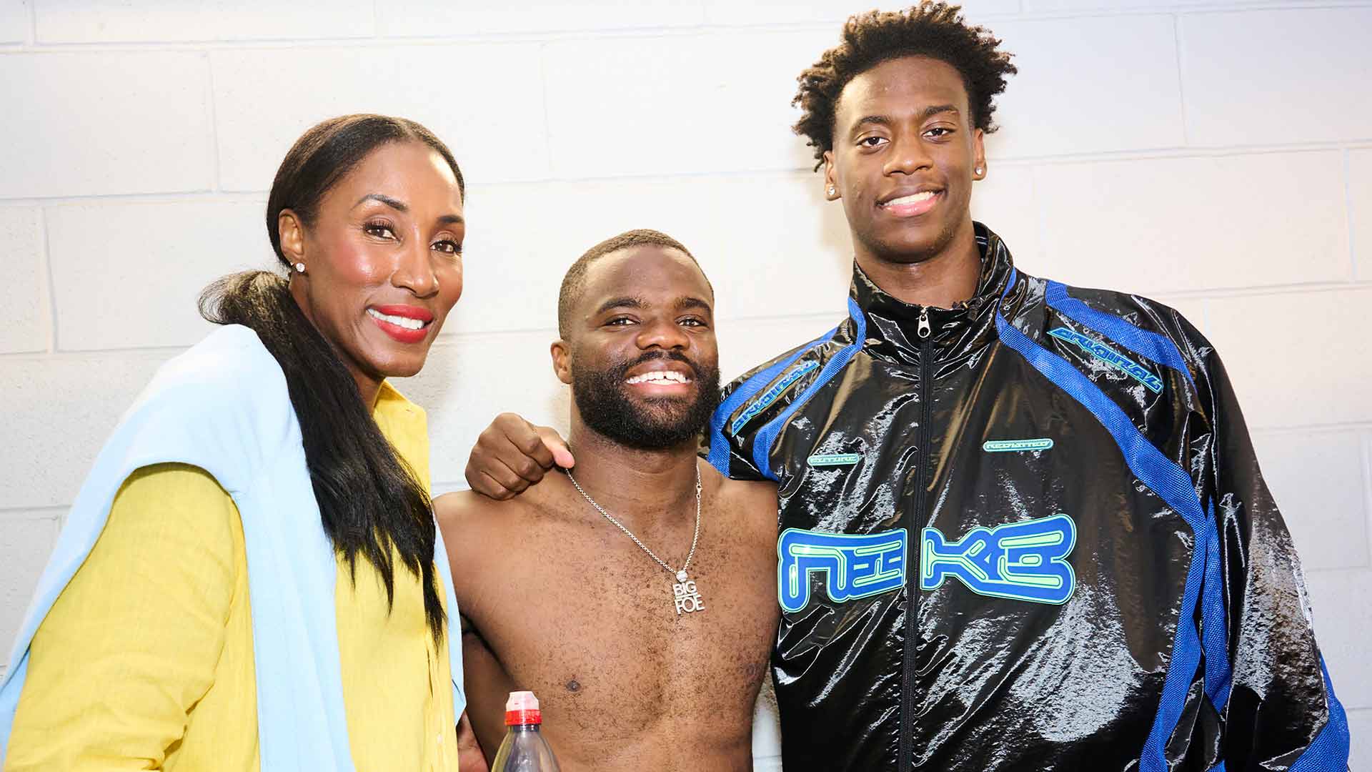WNBA legend Lisa Leslie, <a href='https://www.atptour.com/en/players/frances-tiafoe/td51/overview'>Frances Tiafoe</a> and AJ Dybantsa at the <a href='https://www.atptour.com/en/tournaments/us-open/560/overview'>US Open</a>.