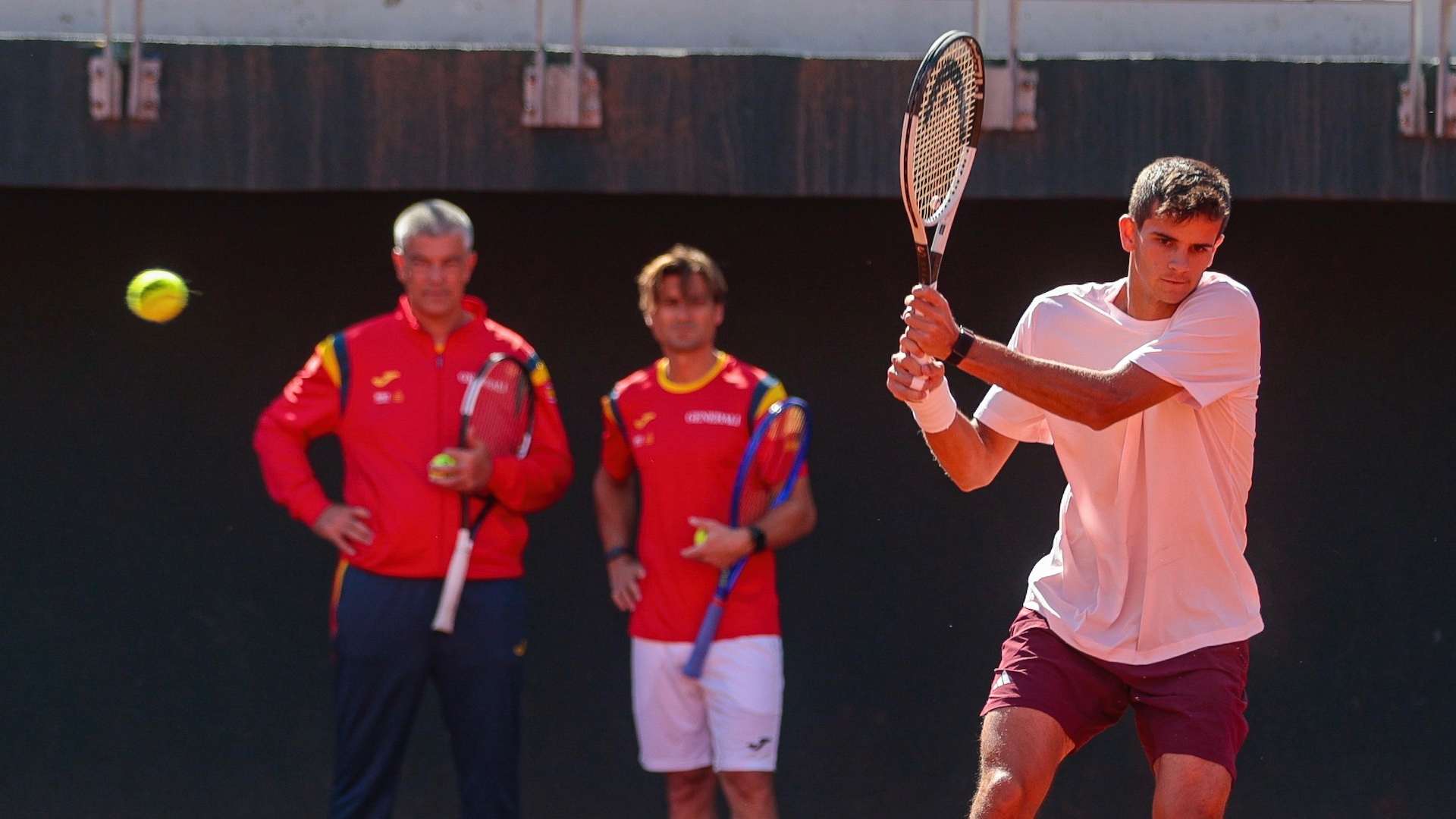 Rafael Jódar entrena ante la mirada de su padre y del capitán David Ferrer.