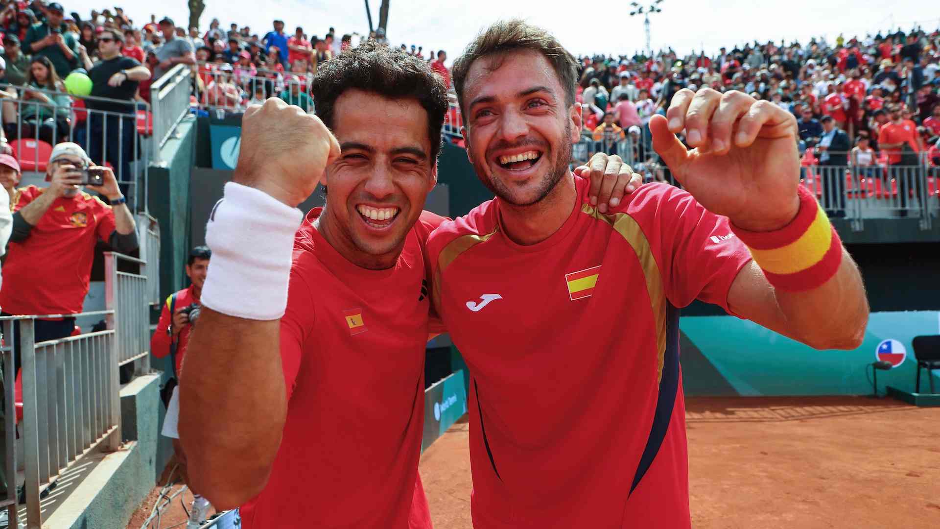 Jaume Munar y Pedro Martínez celebran la victoria de España en Chile.