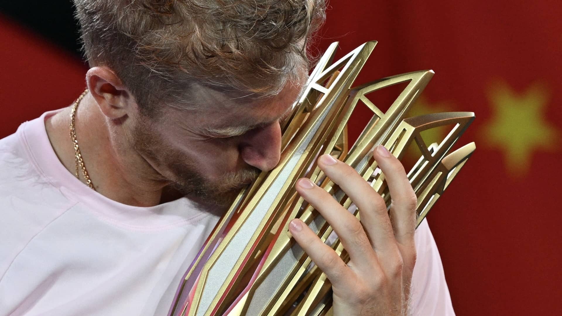 Davidovich Fokina, con el título de campeón.