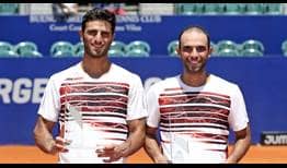 Cabal y Farah posan con el trofeo de campeones en el Argentina Open.