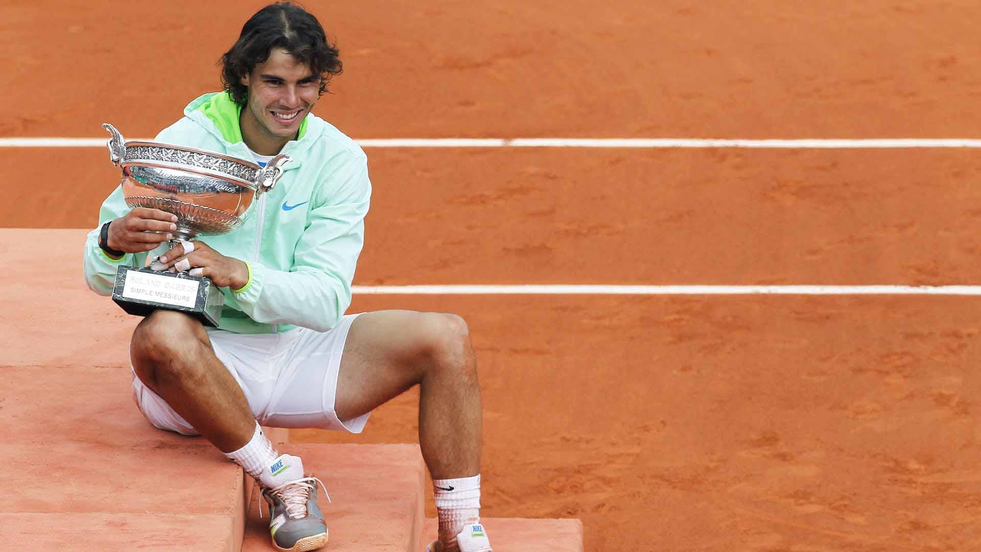 Rafael Nadal overcomes Robin Soderling 6-4, 6-2, 6-4 to win his fifth Roland Garros title in six years.