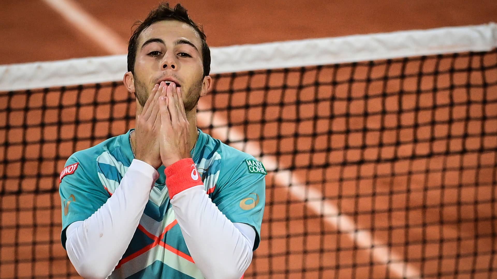 World No 239 Gaston Stuns Wawrinka In Five Sets At Roland Garros Atp Tour Tennis