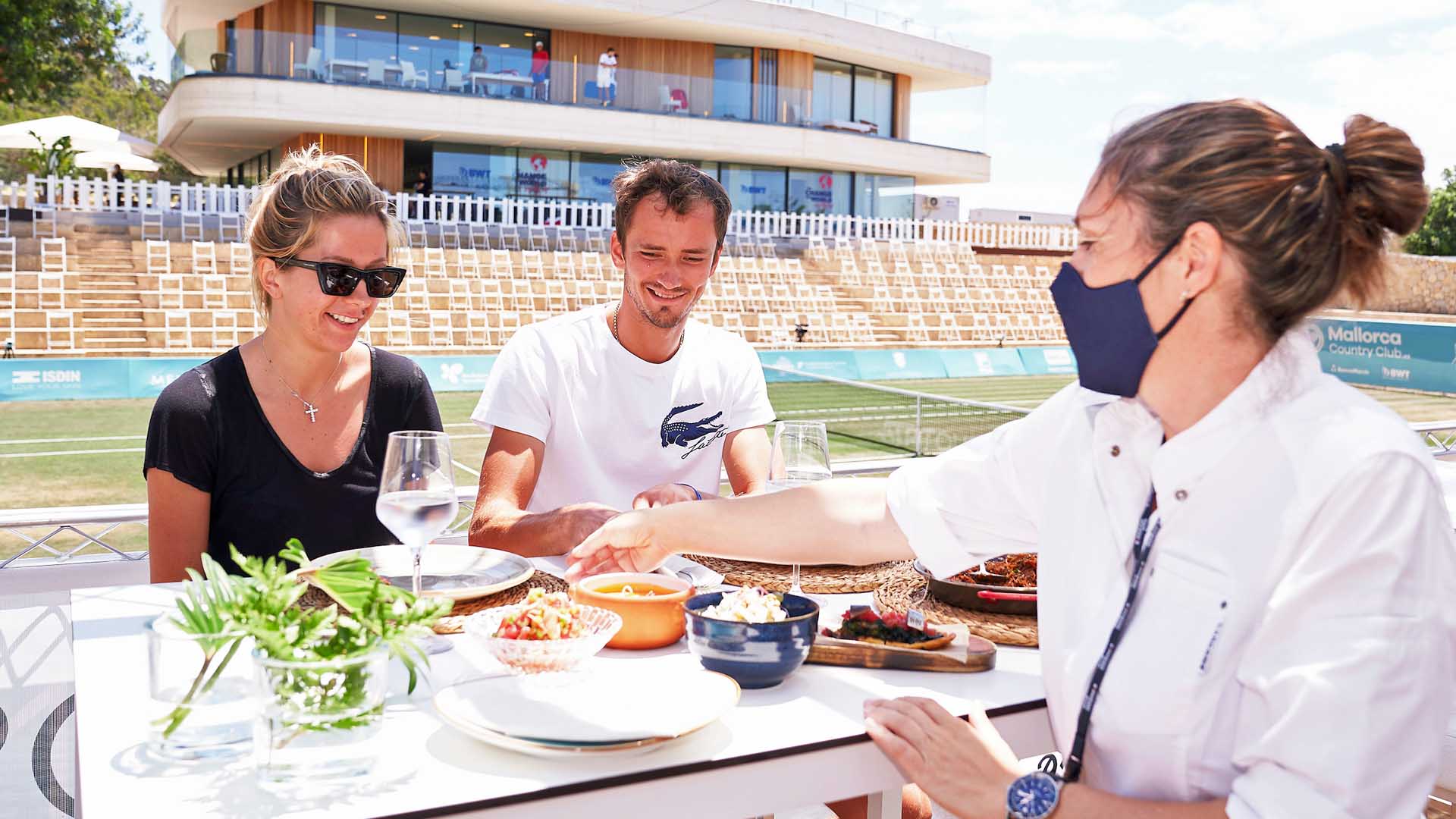 photo Medvedev Wife https www atptour com en news mallorca spanish food tasting medvedev wife daria june 2021
