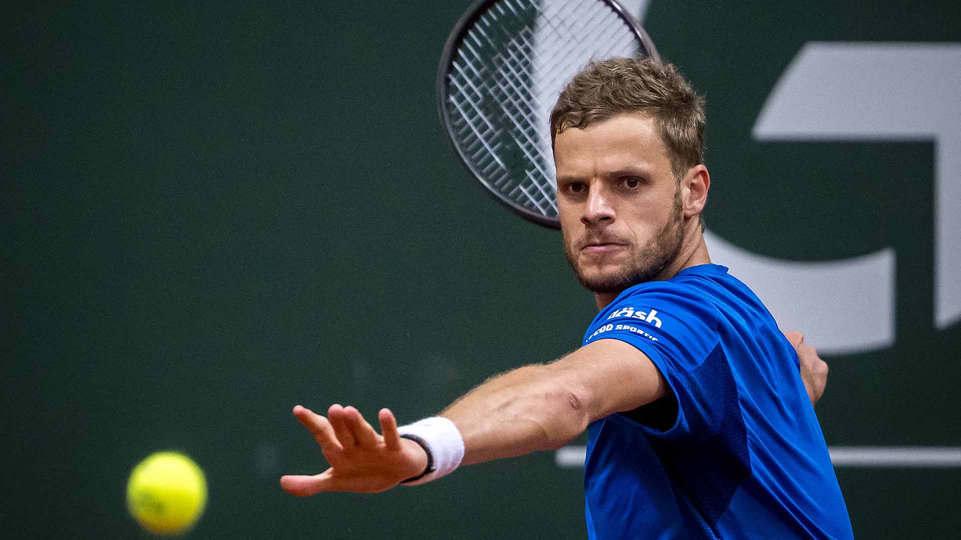 Hanfmann has Murray on the ropes, Djokovic in his sights